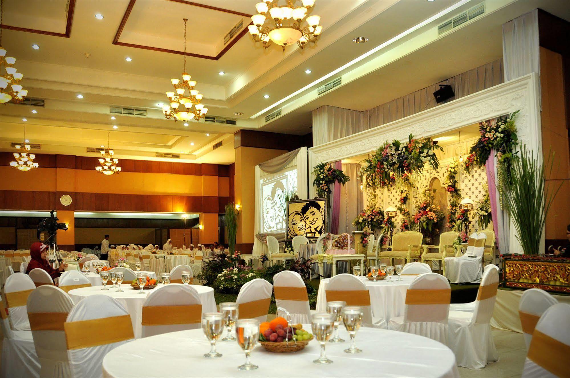 Pandanaran Hotel Semarang Esterno foto